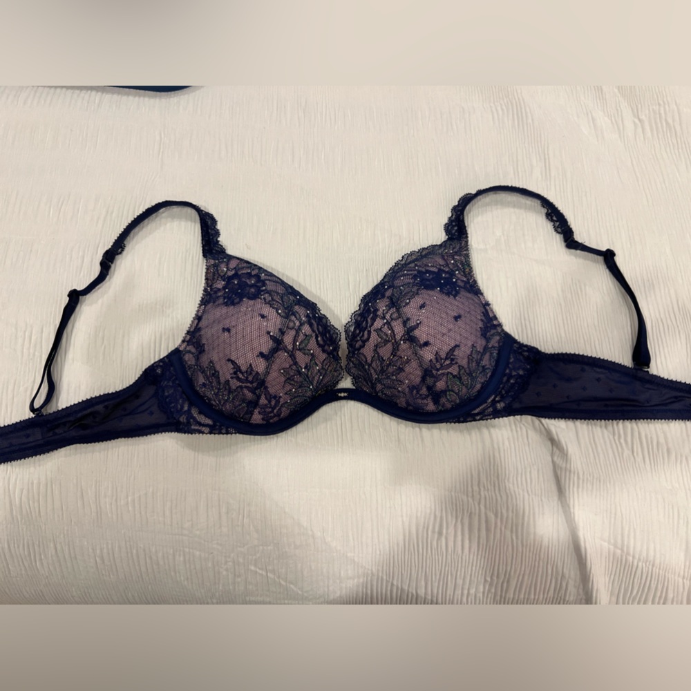 Victoria’s Secret push up bra size 34b.